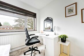 Windsor 5-bed House - Stroll to Castle - Sleeps 13