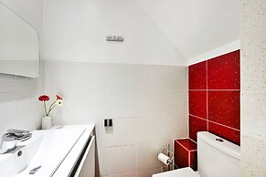 Windsor 5-bed House - Stroll to Castle - Sleeps 13