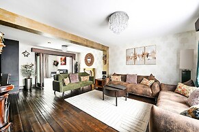 Windsor 5-bed House - Stroll to Castle - Sleeps 13