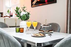 Windsor 5-bed House - Stroll to Castle - Sleeps 13