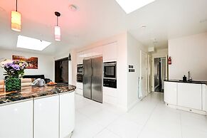 Windsor 5-bed House - Stroll to Castle - Sleeps 13