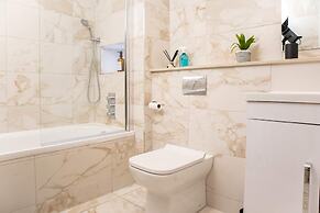 Central Leeds Apartment by Station - Sleeps 7