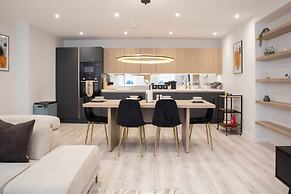 Central Leeds Apartment by Station - Sleeps 7