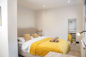 Central Leeds Apartment by Station - Sleeps 7