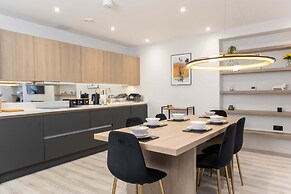 Central Leeds Apartment by Station - Sleeps 7