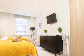 Central Leeds Apartment by Station - Sleeps 7