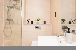 Central Leeds Apartment by Station - Sleeps 7