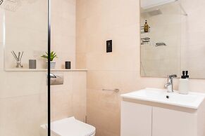 Central Leeds Apartment by Station - Sleeps 7