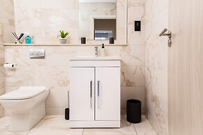 Central Leeds Apartment by Station - Sleeps 7