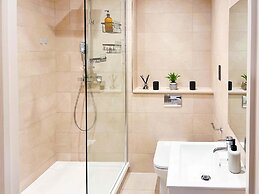 Central Leeds Apartment by Station - Sleeps 7