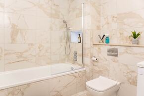 Central Leeds Apartment by Station - Sleeps 7