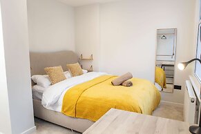 Central Leeds Apartment by Station - Sleeps 7