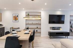 Central Leeds Apartment by Station - Sleeps 7
