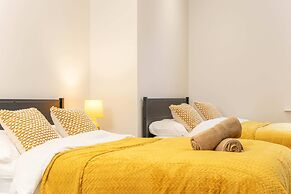 Central Leeds Apartment by Station - Sleeps 7