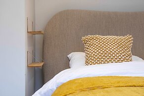 Central Leeds Apartment by Station - Sleeps 7