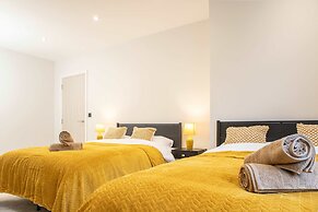Central Leeds Apartment by Station - Sleeps 7