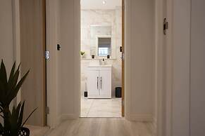 Central Leeds Apartment by Station - Sleeps 7