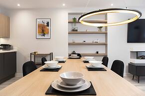 Central Leeds Apartment by Station - Sleeps 7