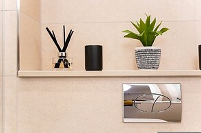 Central Leeds Apartment by Station - Sleeps 7