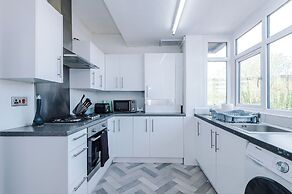 Luxury 3 Bed - 6 min to Airport