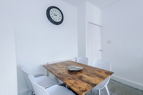 Luxury 3 Bed - 6 min to Airport