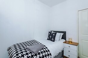 Luxury 3 Bed - 6 min to Airport