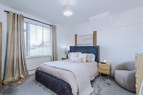 Luxury 3 Bed - 6 min to Airport