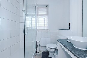 Luxury 3 Bed - 6 min to Airport
