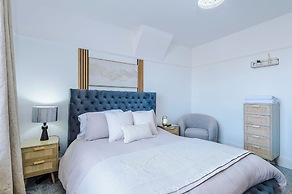 Luxury 3 Bed - 6 min to Airport