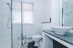 Luxury 3 Bed - 6 min to Airport