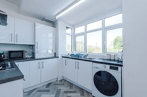 Luxury 3 Bed - 6 min to Airport
