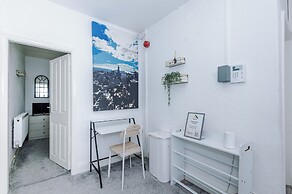 Luxury 3 Bed - 6 min to Airport
