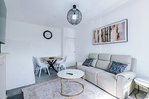 Luxury 3 Bed - 6 min to Airport