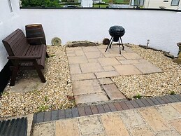 Near Rhosneigr - Sleeps 2 - Pets and Parking