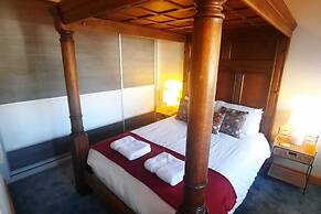Near Rhosneigr - Sleeps 2 - Pets and Parking