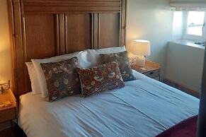 Near Rhosneigr - Sleeps 2 - Pets and Parking