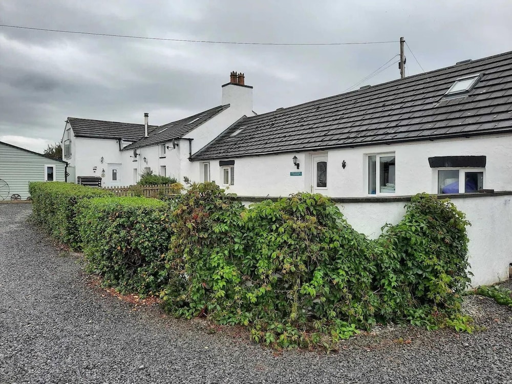 Near Rhosneigr - Sleeps 2 - Pets and Parking