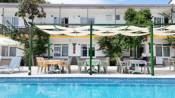 Hillside Apart Hotel & Side