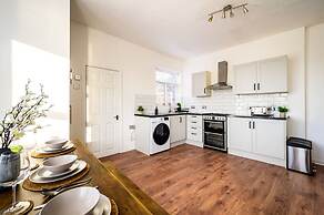 Modern 4-bed Free Parking Work Leisure Stays