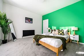 Modern 4-bed Free Parking Work Leisure Stays