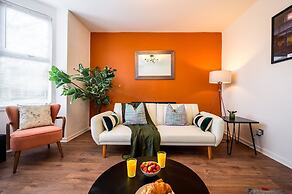Modern 4-bed Free Parking Work Leisure Stays