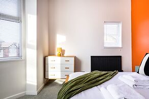 Modern 4-bed Free Parking Work Leisure Stays