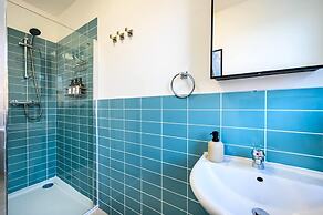 Modern 4-bed Free Parking Work Leisure Stays