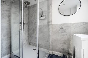 Modern 4-bed Free Parking Work Leisure Stays