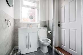 Modern 4-bed Free Parking Work Leisure Stays