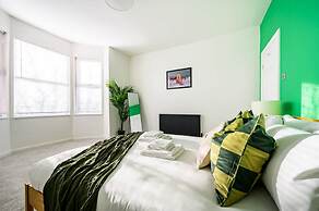 Modern 4-bed Free Parking Work Leisure Stays
