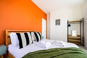 Modern 4-bed Free Parking Work Leisure Stays