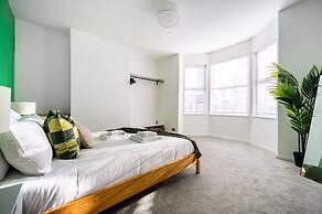Modern 4-bed Free Parking Work Leisure Stays