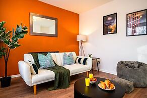 Modern 4-bed Free Parking Work Leisure Stays