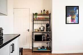 Modern 4-bed Free Parking Work Leisure Stays